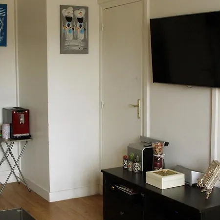 Hostnfly - Charming Modern Appt Near Menilmontant